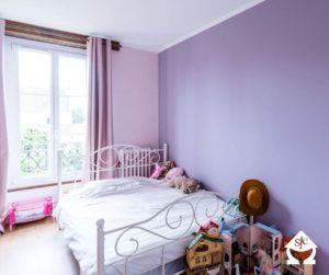 Chambre composée de peinture rose et violette réalisée par So!Cozi.