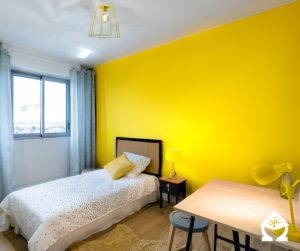 Chambre jaune réalisée par So!cozi.