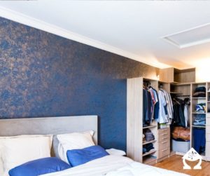 Chambre avec un papier peint à motif bleue réalisée par So!cozi.